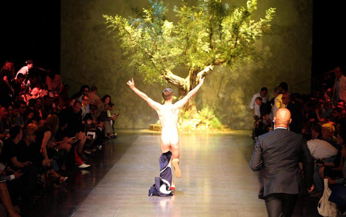 Mit der Verurteilung von Domenico Dolce und Stefano Gabbana wegen Steuerhinterziehung hat der Flitzer am Ende der Modeschau im Zuge der Mailänder Männermodewoche nichts zu tun. Vielmehr wollten die Initiatoren die Welt der Mode und des Sports näher zusammenbringen.