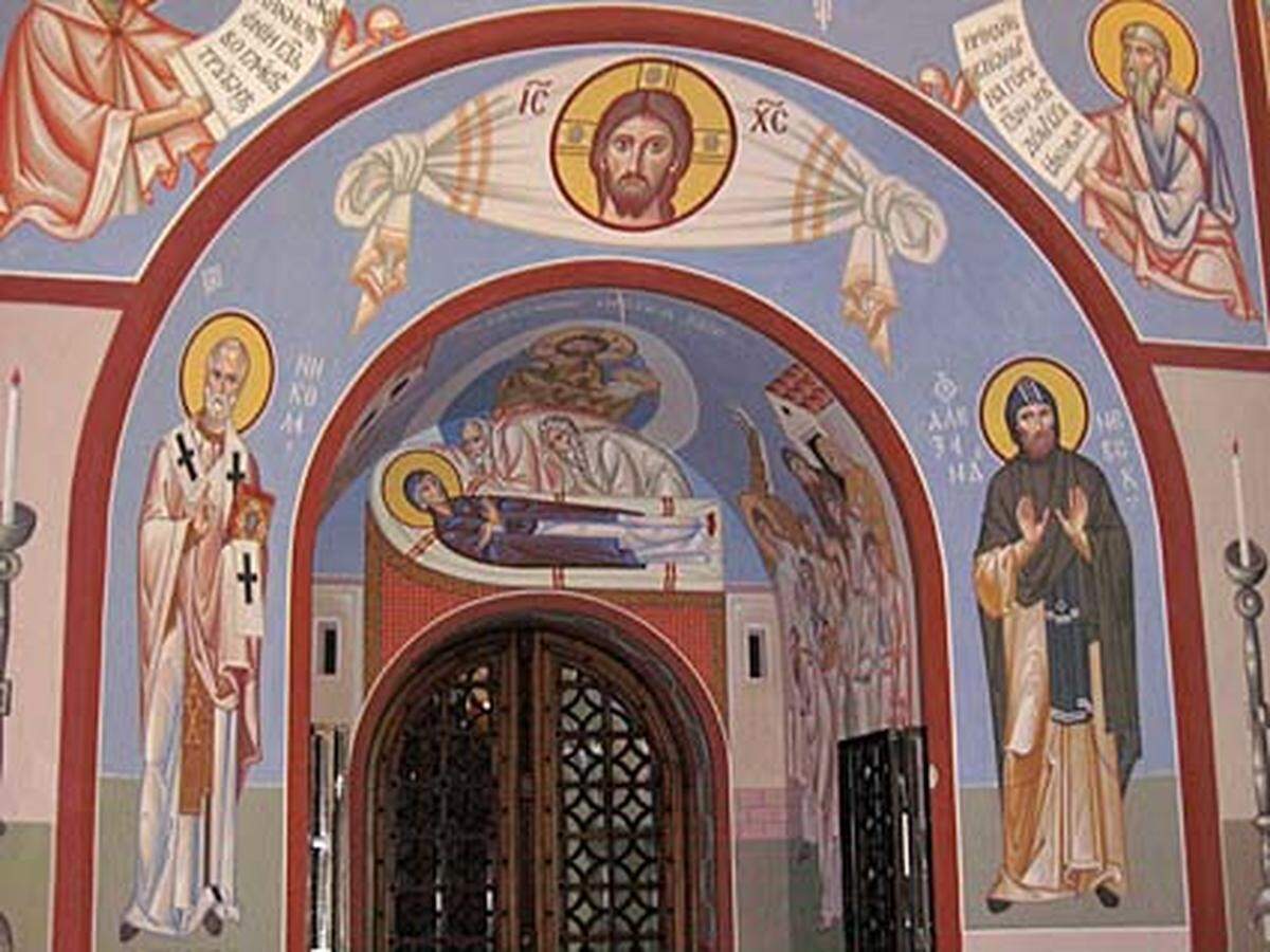 Bildnisse des heiligen Nikolaus und des heiligen Alexander Newski, des beliebtesten Heiligen in Russland, zieren das Eingangsportal.