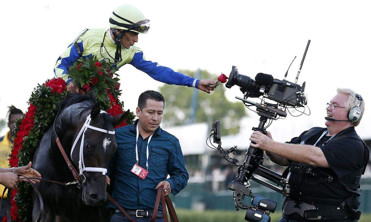 Jockey John Velazquez feiert seinen Sieg mit "Always Dreaming" beim 143. Kentucky Derby.