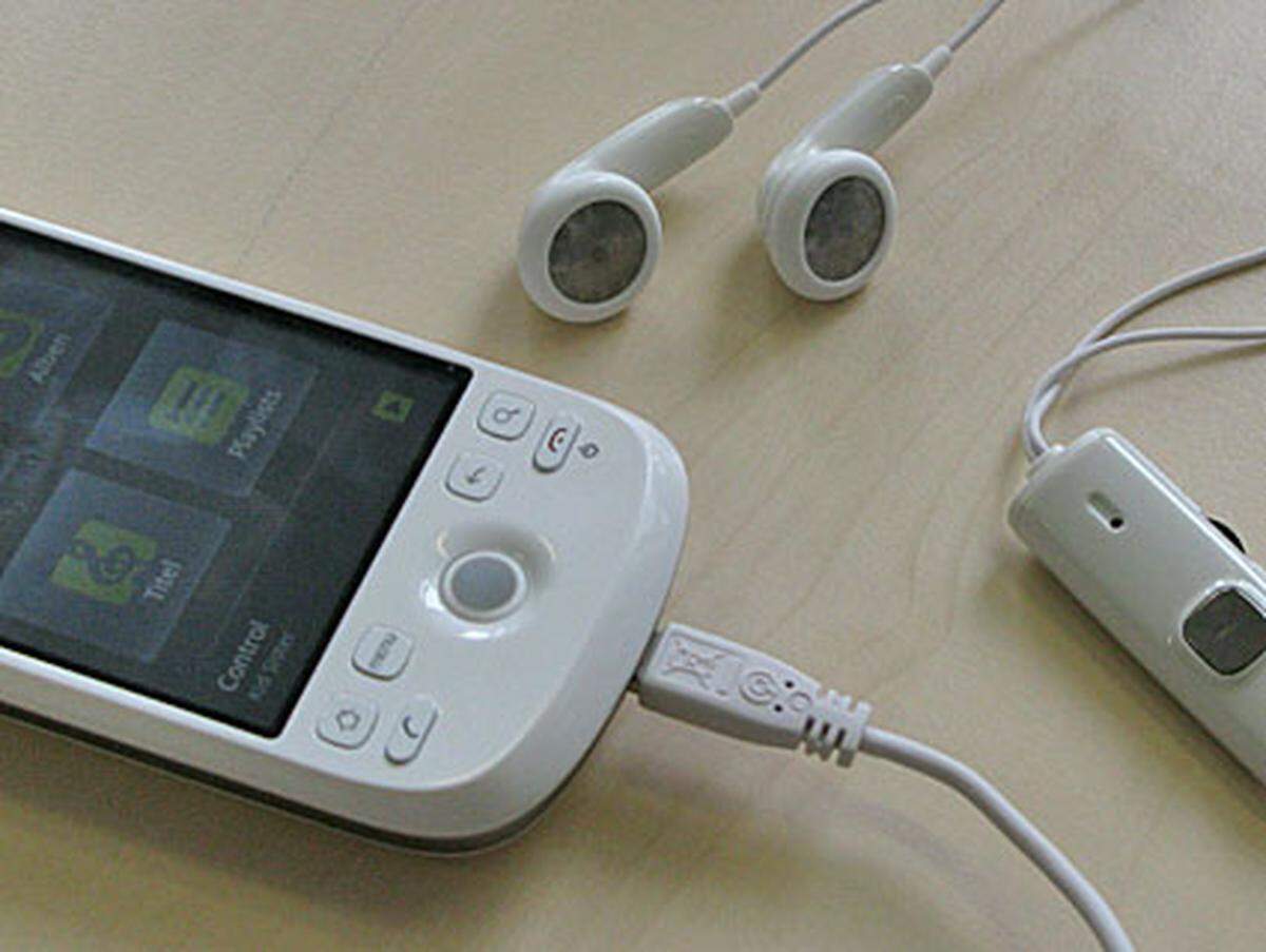Ein wenig enttäuscht dürfen Musik-Fans sein: Auf einen Standard-Anschluss für Kopfhörer wurde verzichtet. Stattdessen gibt es einen Mini-USB-Anschluss, den sich der mitgelieferte Kopfhörer auch noch mit dem Ladegerät und dem Synchronisationskabel teilen muss. Schade, denn HTC hat beim Touch HD bereits gezeigt, dass es auch anders geht.