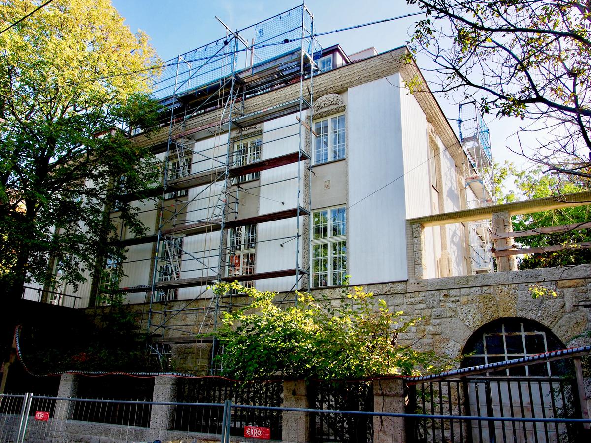Eingerüstet: die Villa Ast in der Steinfeldgasse.