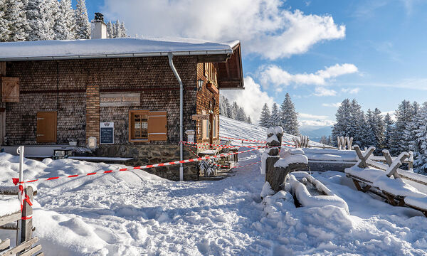 26.12.2020 / Patscher Alm im Winter, Patscherkofel, Patsch, Tirol, Austria / verschneite Alm gesperrt / Auswirkungen du