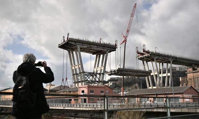 Die Reste der Genueser Morandi-Brücke werden derzeit abgetragen, parallel dazu wird an der neuen Konstruktion gearbeitet.