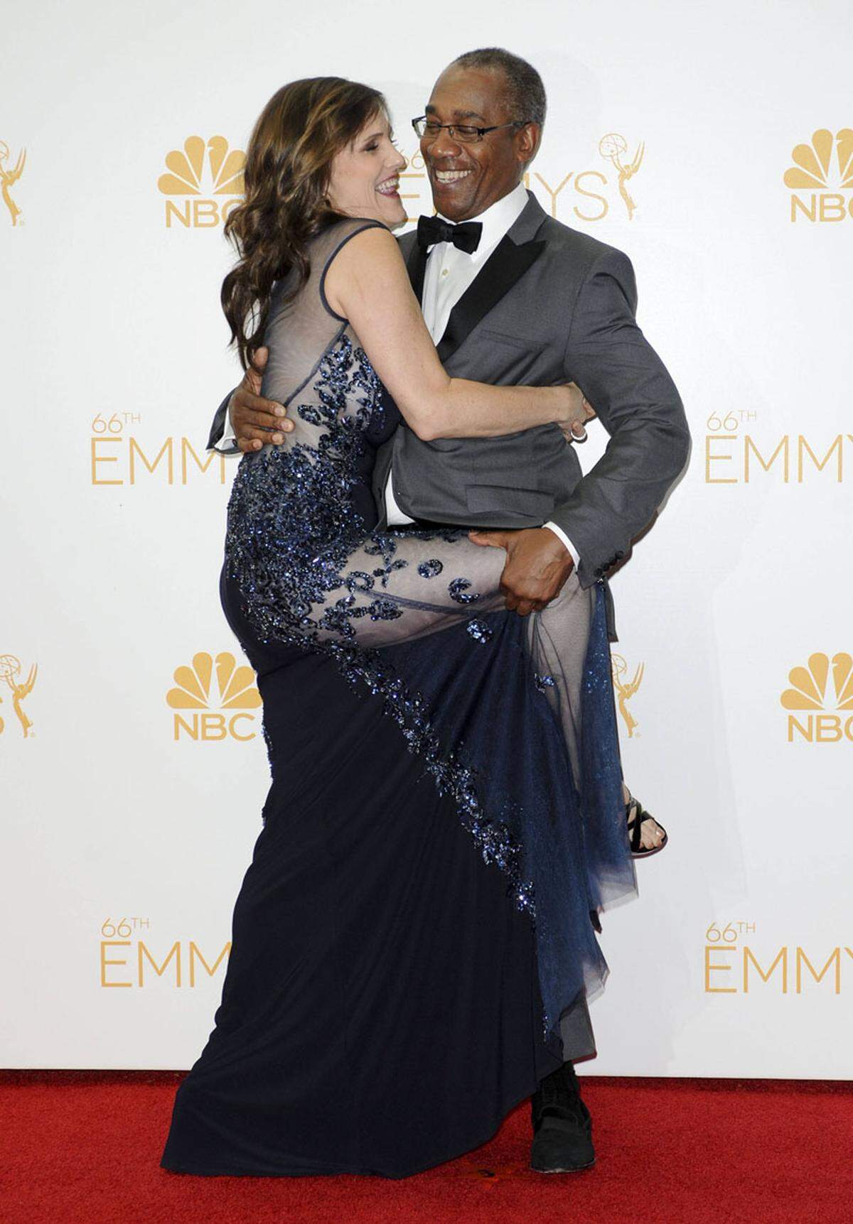 Wie Teenager küssten sich Joe Morton und seine Ehefrau Nora Chavooshian vor den Emmy-Fotografen. Wirklich passend ist das für den roten Teppich aber nicht.