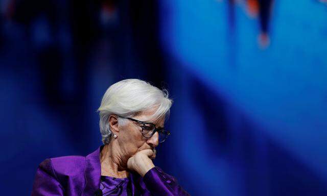 Die EZB (im Bild Präsidentin Christine Lagarde) hat den Leitzins bei 4,5 Prozent belassen. Was das für Anleger bedeutet.