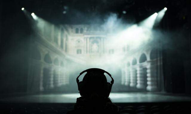 Stimmen aus dem Kopfhörer: In „Black Box“ im Wiener Volkstheater ist jeder Besucher allein. 