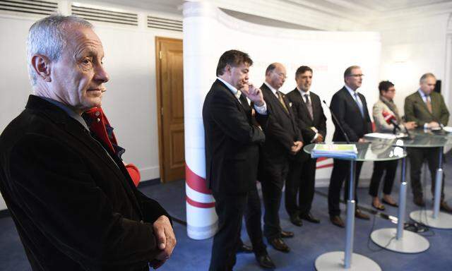 Peter Pilz (li) musste draußen bleiben – bei der Pressekonferenz der Fraktionsführer im U-Ausschuss war er nur Gast. 