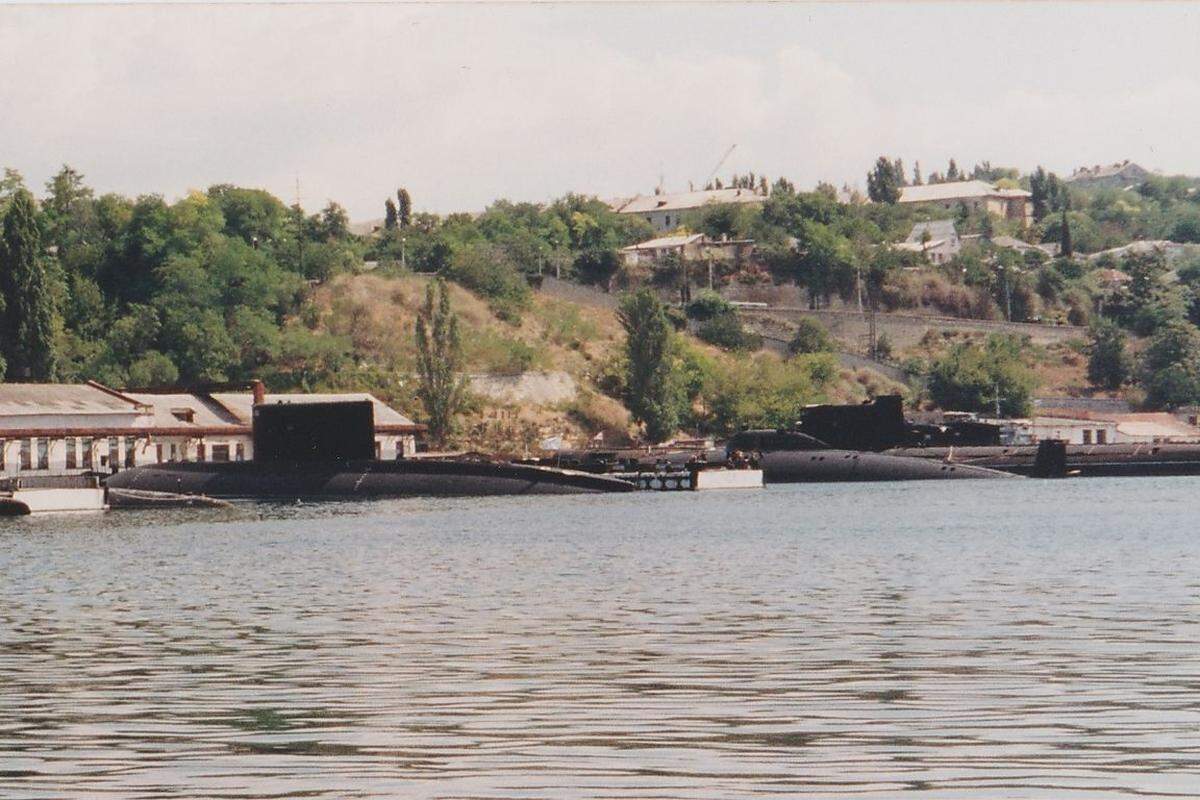 Auf diesem älteren Bild sind drei Jagd-U-Boote zu erkennen, von links: Kilo-Klasse, Akula-Klasse (nuklear betrieben!) und (vermutlich) Foxtrot-Klasse. Die Ukraine besitzt in Sewastopol nur noch ein U-Boot von eben der Foxtrot-Klasse.