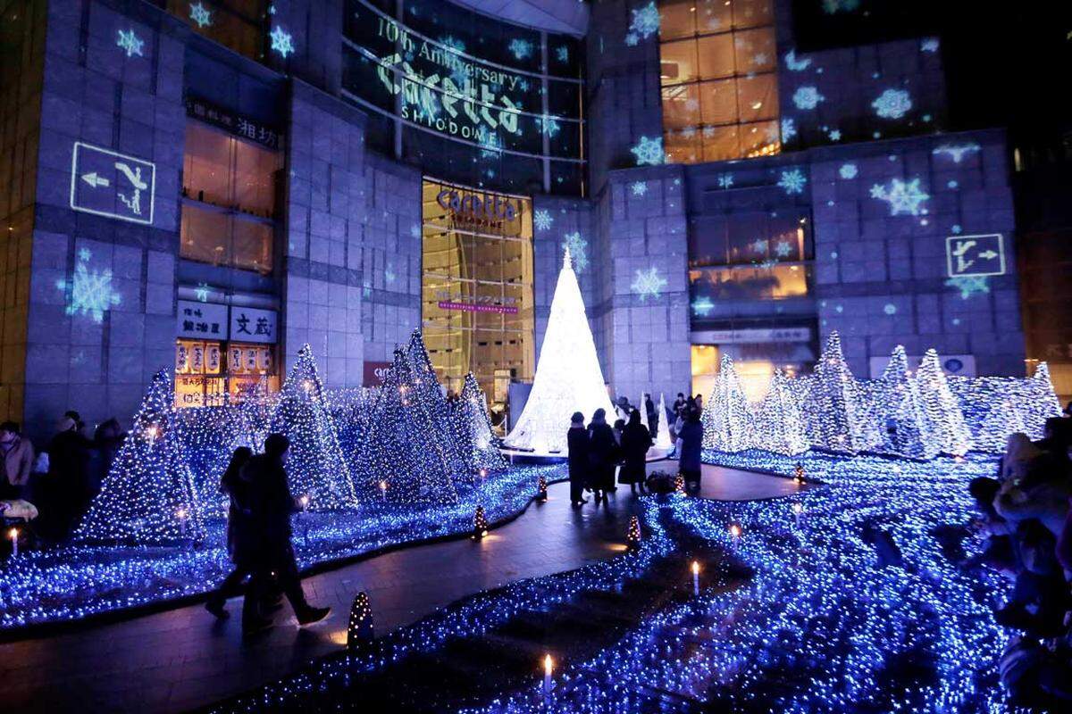 "Merii Kurisumasu": Weihnacht, postmodern  Die japanische Gewohnheit der Aneignung interessanter Versatzstücke fremder Traditionen zwecks der Erzeugung eines interkulturellen Potpourris ist immer wieder ein Quell der Freude – und das ganz besonders in der Adventzeit, in der sich Tokio in ein postmodernes Winterparadies verwandelt. Die Einkaufsstraßen werden mit Weihnachtsbeleuchtung geschmückt und sprechende Plastiktannen an den Straßenecken platziert, auf dass sie arglose Passanten erschrecken mögen. In den Vitrinen der Konditoreien wird der „authentische“ Weihnachtskuchen, „Kurisumasu Keeki“ genannt, ausgestellt: ein mehrstöckiges Ungetüm aus weißer Crème und knallroten Erdbeeren. Und die Fastfood-Kette „Kentucky Fried Chicken“ bereitet sich auf den alljährlichen Massenandrang vor, denn aus unerklärlichen Gründen gilt ein Kübel Chicken Wings in Japan als die weihnachtliche Delikatesse schlechthin. Wer mag, kann zu den panierten Vogelteilen auch ein Glas Champagner bestellen. In diesem Sinne: Merii Kurisumasu!  Von Michael Laczynski
