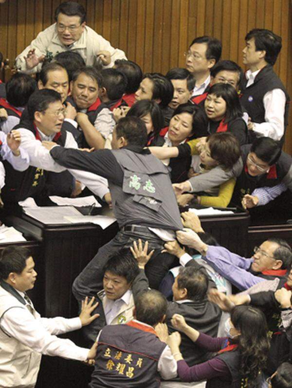 Ein Abgeordneter der taiwanesischen Opposition versuchte erst Mitte Jänner 2012, das Rednerpult im Parlament zu erklimmen. Als Regierungsmitglieder ihn daran hinderten, kam es zu körperlichen Auseinandersetzungen. Drei Politiker wurden verletzt.