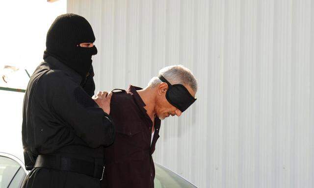 Archivbild: Anfang April 2013 wird in Kuwait City ein verurteilter Mörder zu seiner Hinrichtung gebracht.