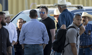 Musk (hier in der Bildmitte bei einem Besuch der Grenze zwischen den USA und Mexiko Ende September) war aus einer Vereinbarung für den Umgang mit Falschinformationen zwischen der EU und großen Onlinediensten ausgestiegen. 