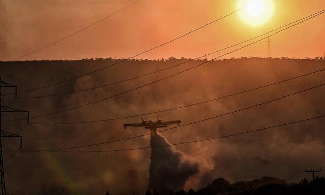 In Griechenland kam das Feuer den Motorölraffinerien in Loutraki gefährlich nahe. Das Energiesystem ist der größte CO2-Emmitent und damit ein Treiber der Klimaerwärmung. Erst vor wenigen Tagen haben sich die G20-Staaten beim geplanten Ausbaupfad der Erneuerbaren erneut verzettelt.