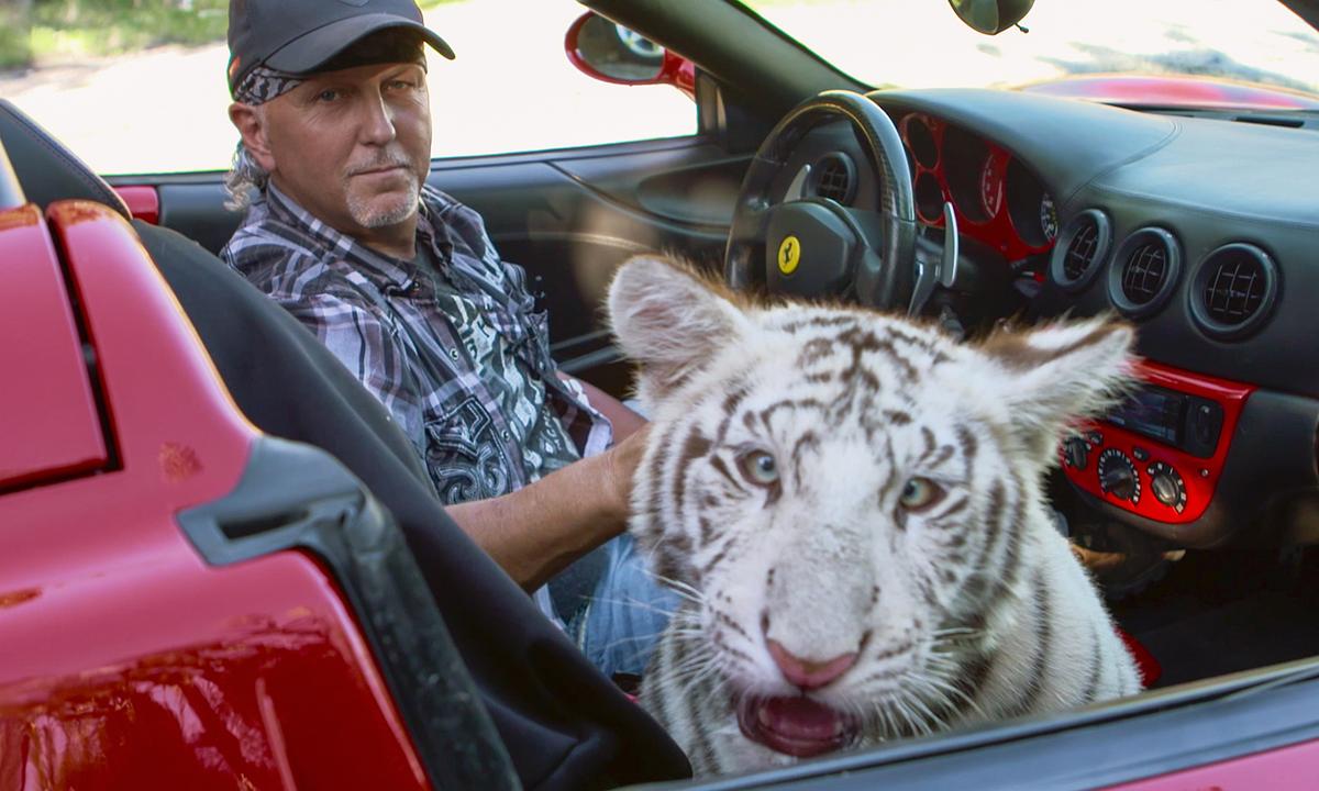 Jeff Lowe schmuggelt Tigerjungen in sein Hotelzimmer, um Frauen anzulocken