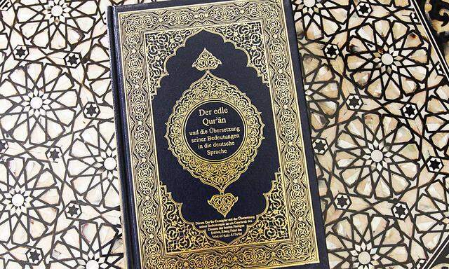 Versöhnung mit der Hand auf dem Koran