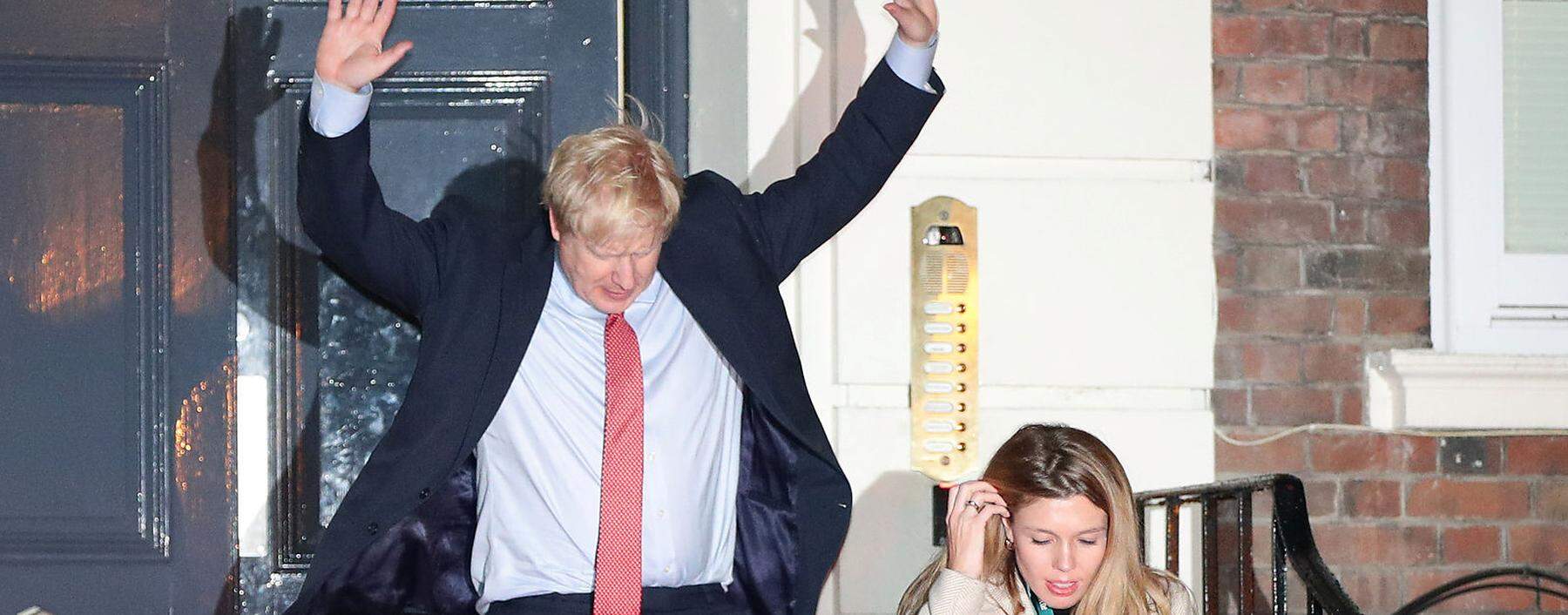 Boris Johnson mit seiner Freundin, Carrie Symonds, vor Downing Street 10.