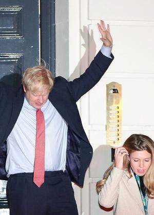 Boris Johnson mit seiner Freundin, Carrie Symonds, vor Downing Street 10.