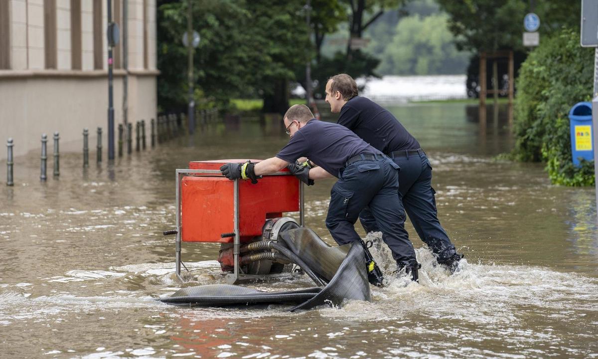 In Mülheim an der Ruhr muss die Feuerwehr Straßen abpumpen.