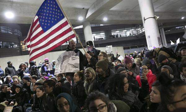 Ein Vertreter des Heimatschutzministeriums sagte, es säßen 109 Menschen in Transitbereichen der Flughäfen fest. 173 Menschen sei von den Fluggesellschaften untersagt worden, den Flug in die USA anzutreten.