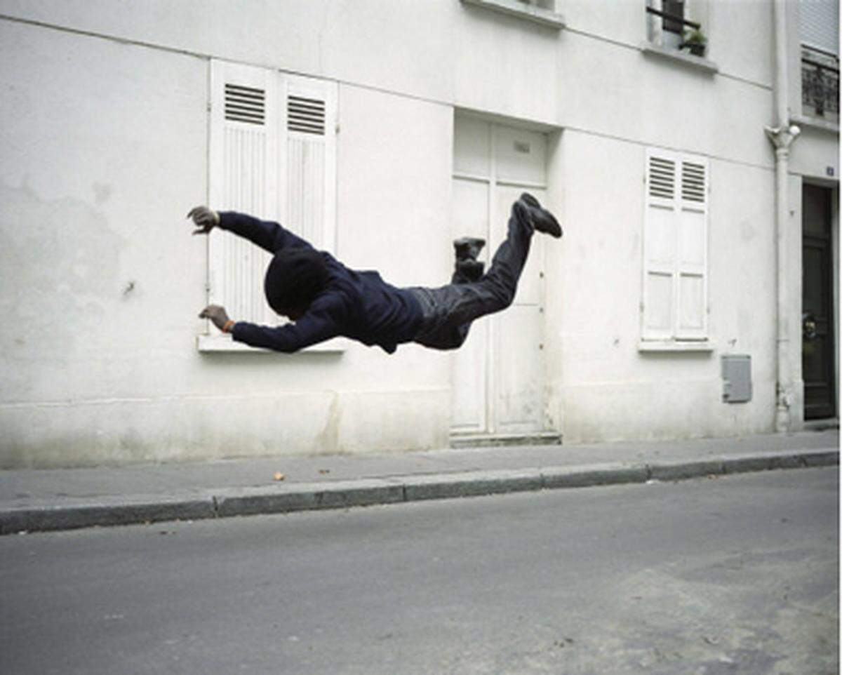 1. Preis: Denis Darzacq, Frankreich  Ein Jugendlicher beim Parcouring - eine Art tänzerischer Hindernislauf durch die Stadt - in Paris.