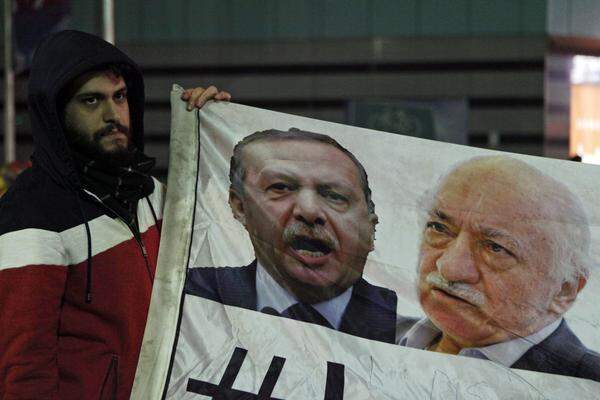 Innenpolitisch entmachtet Erdogan nach und nach seinen schärfsten Widersacher, das türkische Militär, ein Staat im Staat, der sich als Behüter der laizistischen Verfassung erachtet. Beispielhaft dafür steht der Prozess um Ergenekon. Dabei soll es sich um einen ultrantionalistischen Geheimbund handeln, der angeblich Erdogans AKP-Regierung stürzen wollte. Viele der mehr als 270 Beschuldigten müssen für Jahrzehnte ins Gefängnis - darunter Militärs, Politiker und Journalisten. Der frühere Armeechef Ilker Basbug wird im August 2013 zu lebenslanger Haft verurteilt. Gerüchte kursieren, wonach der Prozess auch ein Zugeständnis Erdogans an den mächtigen, vom Militär als Extremisten gejagten und deshalb im US-Exil lebenden Islamgelehrten Fethullah Gülen (rechts auf dem Plakat ) darstellt.