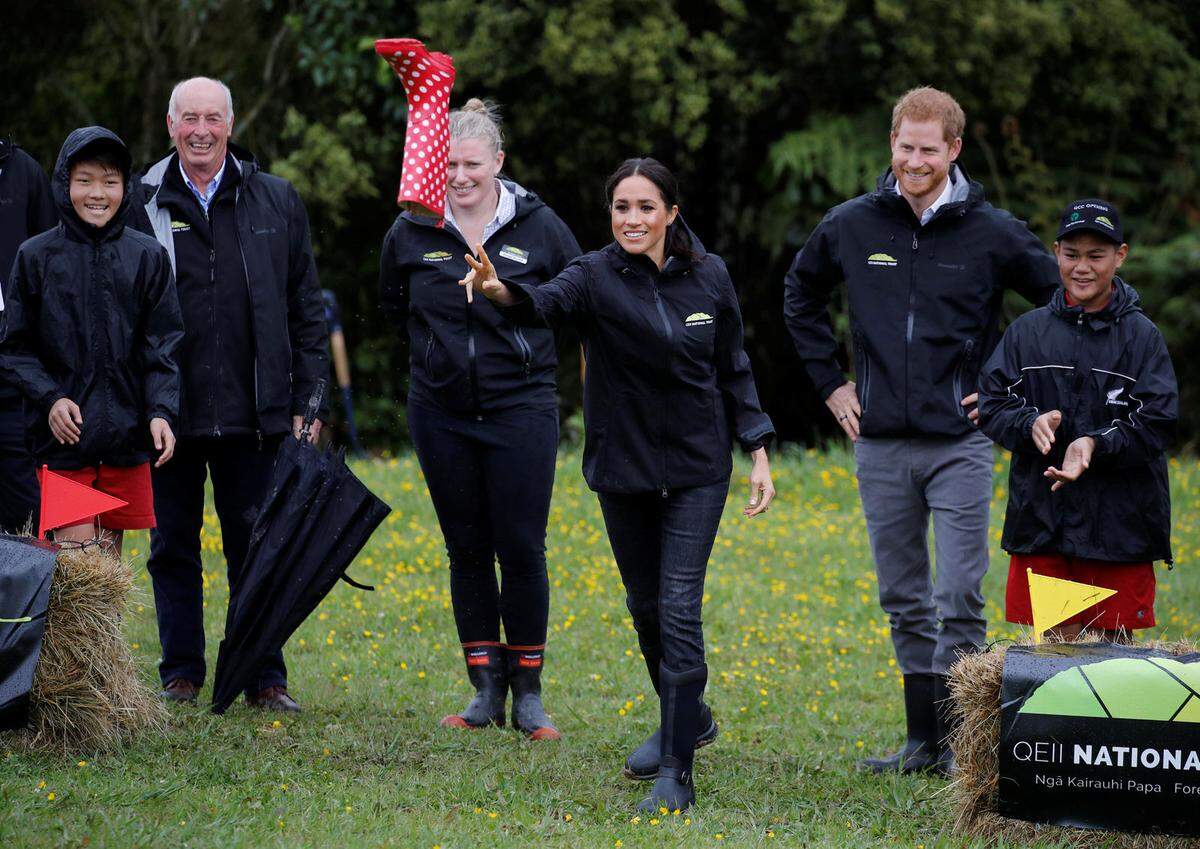 Bei einem kuriosen Wettbewerb hatte Herzogin Meghan die Nase vorne. Sie gewann gegen ihren Ehemann Prinz Harry beim Gummistiefel-Weitwerfen. Das "Welly Wanging" ist in Neuseeland verbreitet, wird aber nicht immer ganz ernst genommen. Für das erste gemeinsame Kind, das das Paar im Frühling erwartet, gab es natürlich Gummistiefel.