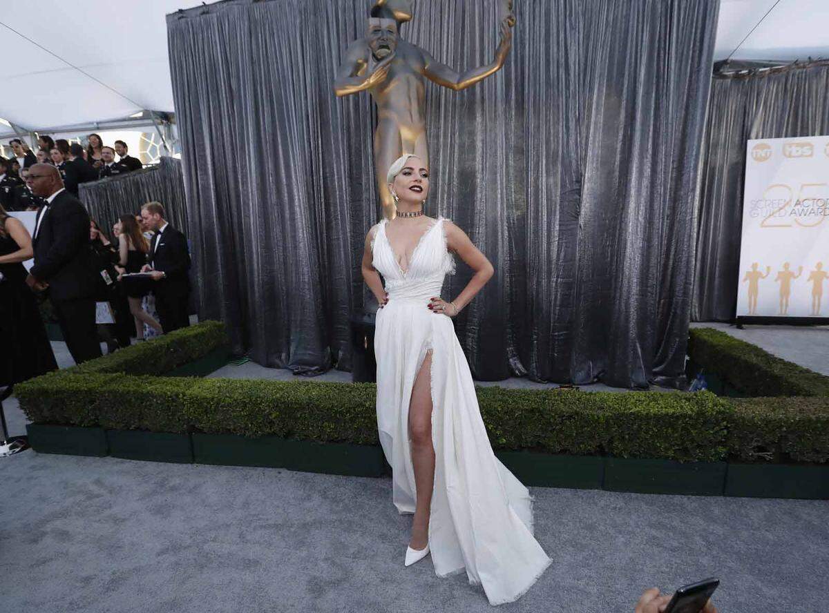 Unten Monroe, oben Manson. Wie auch für das restliche Ensemble von "A Star Is Born" blieb es für eine dunkel geschminkte Lady Gaga bei der Nominierung. Ihren modischen Auftritt meisterte sie in Christian Dior Haute Couture und Schmuck von Tiffany &amp; Co.