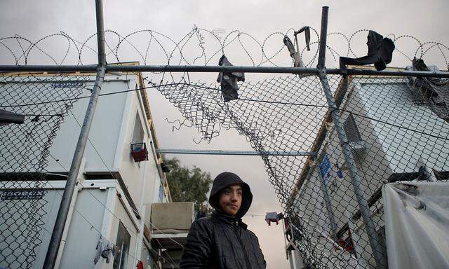 Ein junger Mann im Flüchtlingslager Moria auf Lesbos.