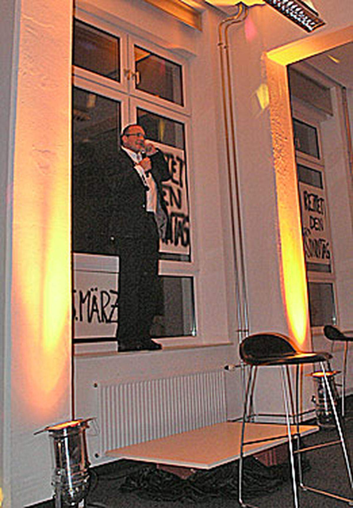 Geschäftsführer Gmeinbauer erklomm das Fenstersims für eine Rede und gratulierte der Mannschaft der "Presse" für die erste Ausgabe.