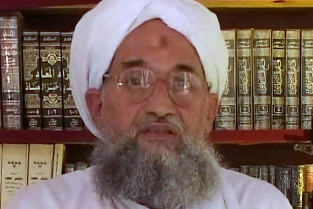 Der Mediziner ist zu diesem Zeitpunkt längst nicht mehr im Land. Zawahiri setzte sich Mitte der Achtziger mit einer handvoll Getreuer nach Afghanistan ab. Schon 1979 und 1980 hatte er dort im Krieg gegen die Sowjets verletzte Mujahedin versorgt.