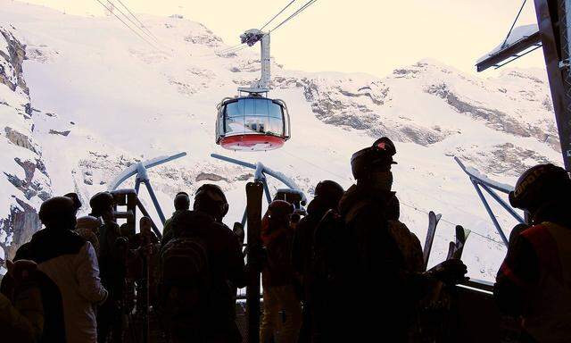 Ihre Skiausflüge - wie hier am Titlis vergangene Woche - wollen sich die Schweizer nicht nehmen lassen. 