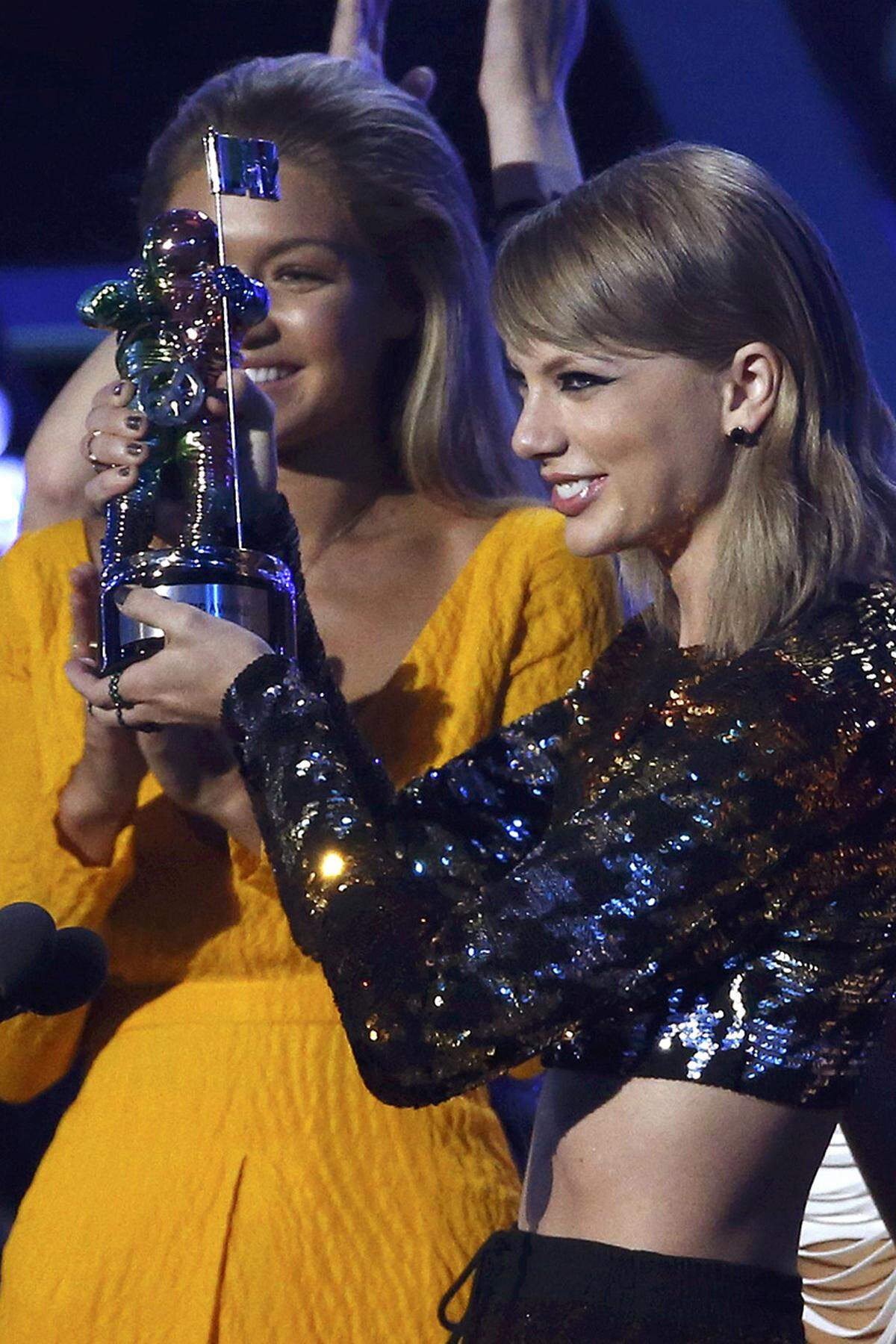 Taylor Swifts Video zu "Bad Blood", in dem viele Stars auftreten, war nach Ansicht von MTV auch das beste. Die beiden anderen Preise gewann die Popsängerin für "Blank Space". Swift war zehnmal nominiert, mehr als jeder andere. Es folgte Ed Sheeran mit sechs Nennungen - der sechsmal leer ausging.