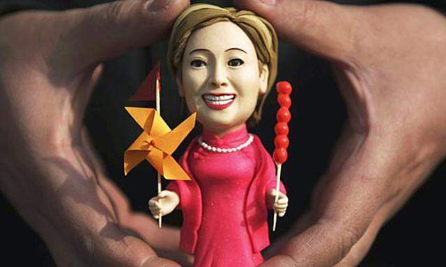 Künstler Peng Xiaoping stellte diese Clinton-Figur anlässlich des Besuchs der US-Außenministerin her.