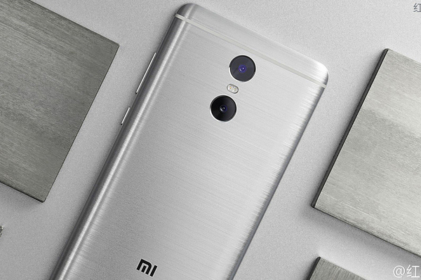 Xiaomi hat das Image, lediglich Apples iPhones zu kopieren abgelegt und produziert zuverlässige, hochwertige und innovative Smartphones. Das Xiaomi Redmi Pro ist ein 5,5 Zoll großes Gerät, das mit entweder 3 oder 4 GB RAM auf den Markt kommt und mit einem 4.050 mAh Akku ausgestattet ist. Das Gerät unterstützt zudem Dual-SIM (sehr selten hierzulande geworden) und Fingerabdruck-Sensor. Preis: 215 Euro. Vorsicht: Xiaomi-Geräte werden meist ohne Google Play Store ausgeliefert - trotz installierter Android-Version.