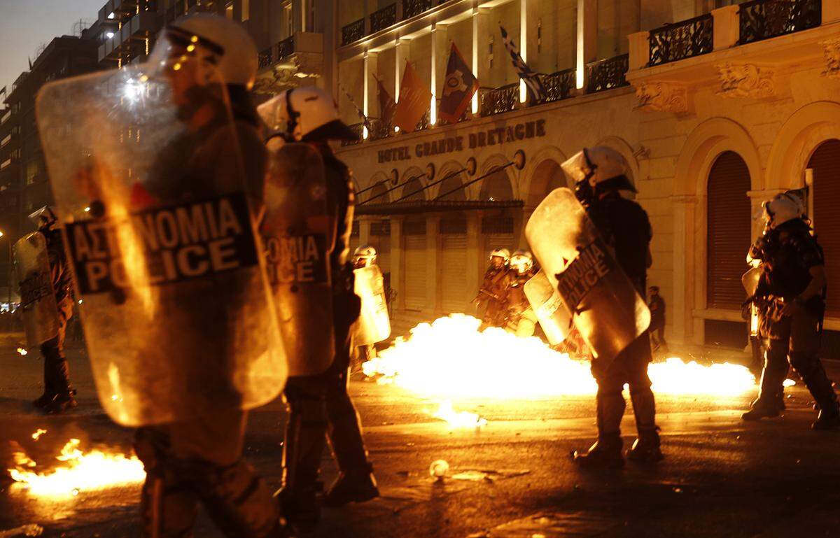 Auf dem Syntagma-Platz warfen junge vermummte Demonstranten Steine und Brandbomben auf die Polizei.
