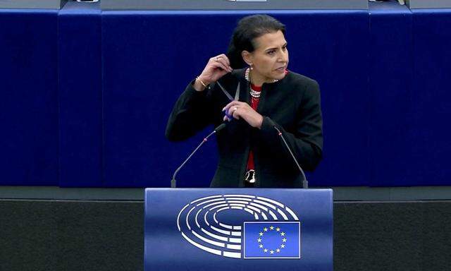 "Frauen, Leben, Freiheit": Die schwedische EU-Abgeordnete Abir Al-Sahlan schnitt sich am Redepult in Straßburg die Haare ab.