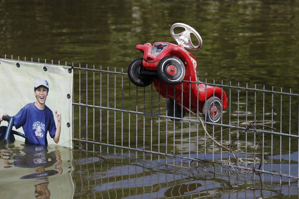 In Deggendorfs Vorort Fischerdorf hat die über die Ufer getretene Donau ein Kinderauto auf einen Zaun gespült.