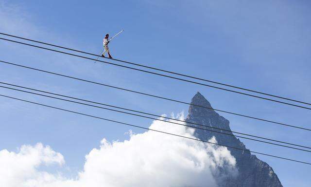 Die Schweizer lieben Extreme: Ein Balanceakt vor dem Matterhorn ging zur Eröffnung einer neuen Seilbahn in diesem Jahr gut aus. 