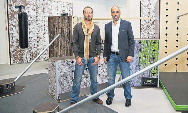 Erwan Le Corre (l.), Erfinder von Mov-Nat, und Orthopäde Martin Gruber auf dem Hindernisparcours in der Sporthalle Wien.