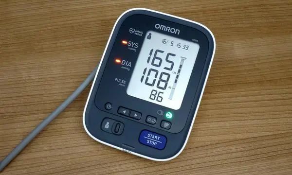 Kardiologen aus den USA und Europa einigen sich: Als normaler Blutdruck werden generell weniger als 120 mmHg systolisch und weniger als 80 mmHg diastolisch angesehen.