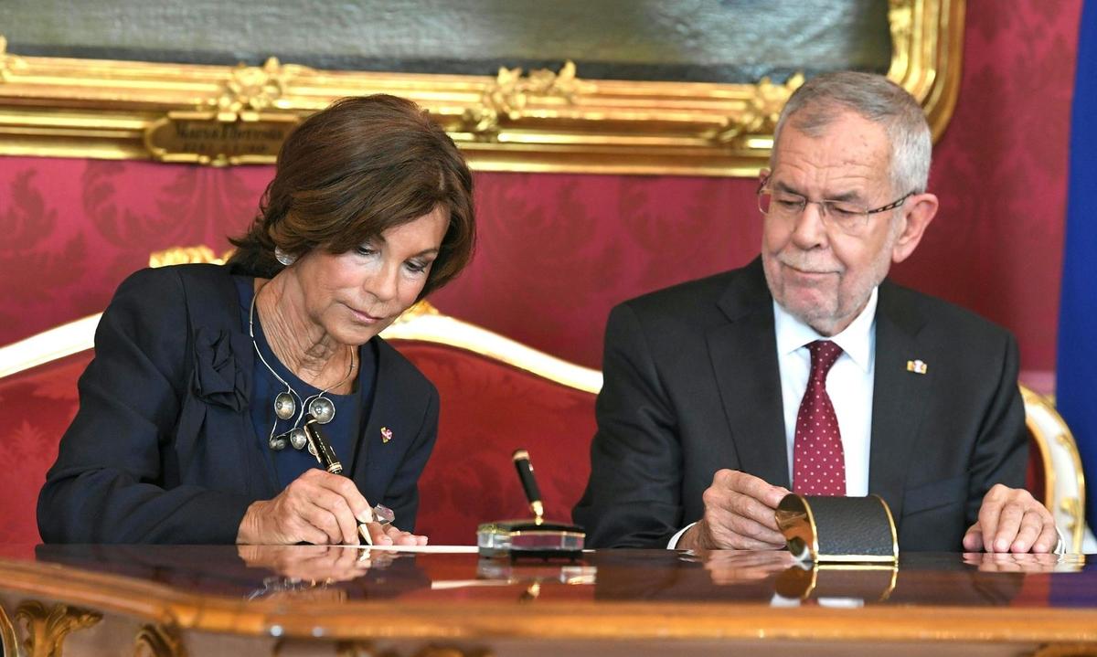 Bundeskanzlerin Brigitte Bierlein und Bundespräsident Alexander Van der Bellen während der Angelobung der neuen Bundesregierung