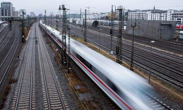 Der Hochgeschwindigkeitszug ICE verbindet München und Berlin auf rundum neuer Strecke in Rekordzeit.