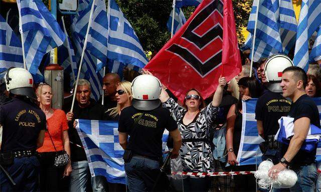 Anhänger der griechischen Nenoazi-Partei Goldene Morgenröte (Chrysi Avgi).
