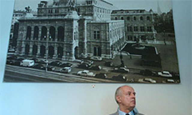 'Holender hat unter Ceauscesku gelitten, aber er führt sich auf wie dieser. Sein Erfolg geht zulasten der Belegschaft.' Fritz Peschke unter einem Foto der Staatsoper in seinem Büro.