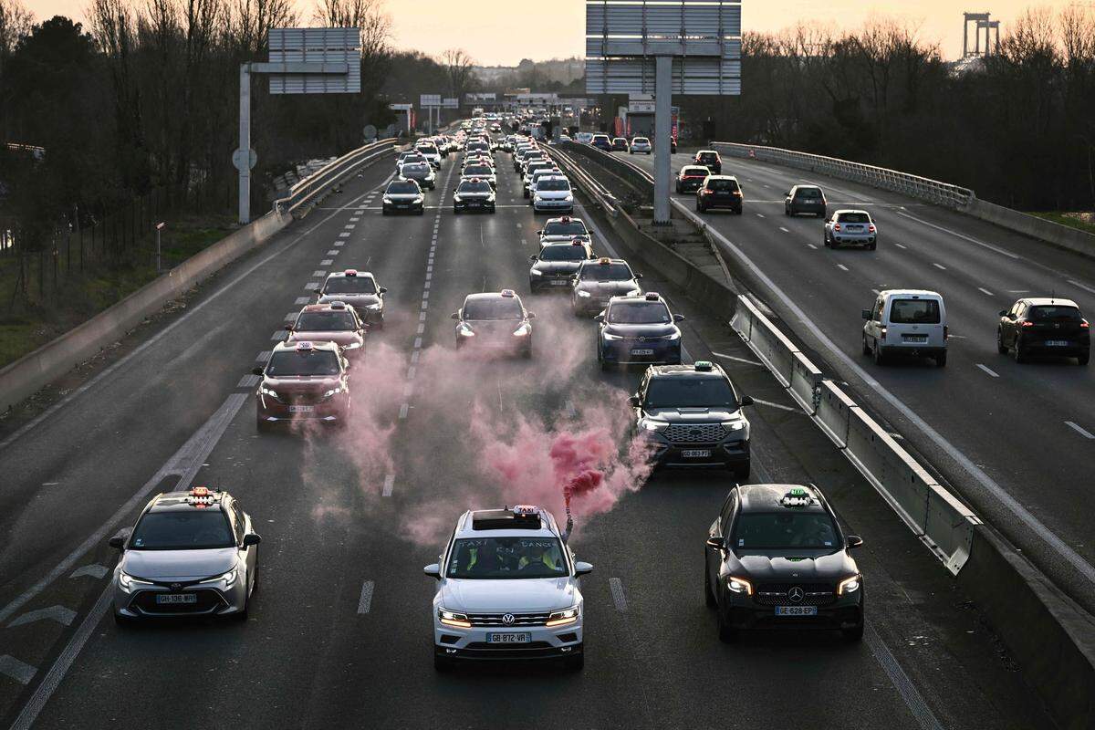 29. Jänner. Hunderte von Taxis nehmen in Bordeaux an einer Protestfahrt teil. Die Taxifahrer blockieren mehrere Hauptverkehrsrouten in ganz Frankreich, um eine Neuverhandlung der Vergütungsbedingungen für den Krankentransport zu fordern.