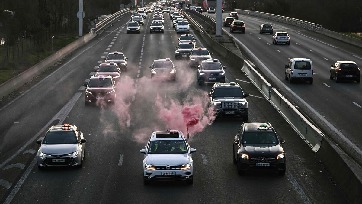 Hundreds of taxis take part at a "snail operation" called by the four federations of Nouvelle-Aquitaine, against transport tariffs set by health insurance company, in Bordeaux, south-western France, on January 29, 2024. Taxis are blocking several major roads across France to demand a renegotiation of the remuneration conditions for patient transport, while the National Health Insurance Fund (Cnam) offered an agreement that was deemed unfavourable by the trade unions, who demanded the status quo. (Photo by Philippe LOPEZ / AFP)