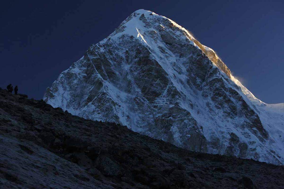 Allerdings ist der Mount Everest ständig in Bewegung. In den zurückliegenden zehn Jahren sei der Berg insgesamt 40 Zentimeter nach Nordosten gerückt, mit einem Tempo von vier Zentimetern pro Jahr. Außerdem habe er sich um drei Zentimeter aufgerichtet.