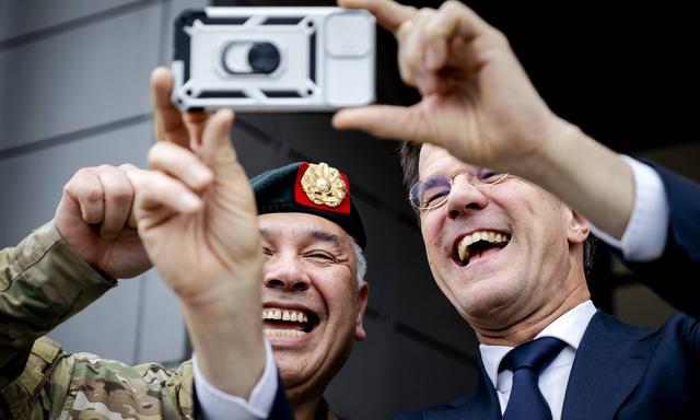 Mark Rutte (re.) witzelt beim Besuch einer niederländischen Nato-Einheit in Litauen.