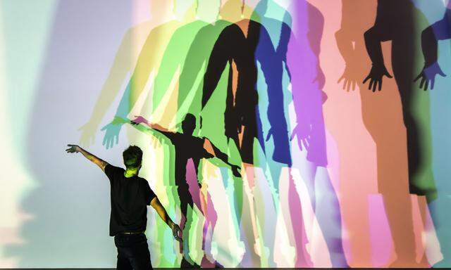 Für optische Spektakel ist Elíasson berühmt: hier die Installation „Your uncertain shadow (colour)“, die seit 2010 die Besucher begeistert. 