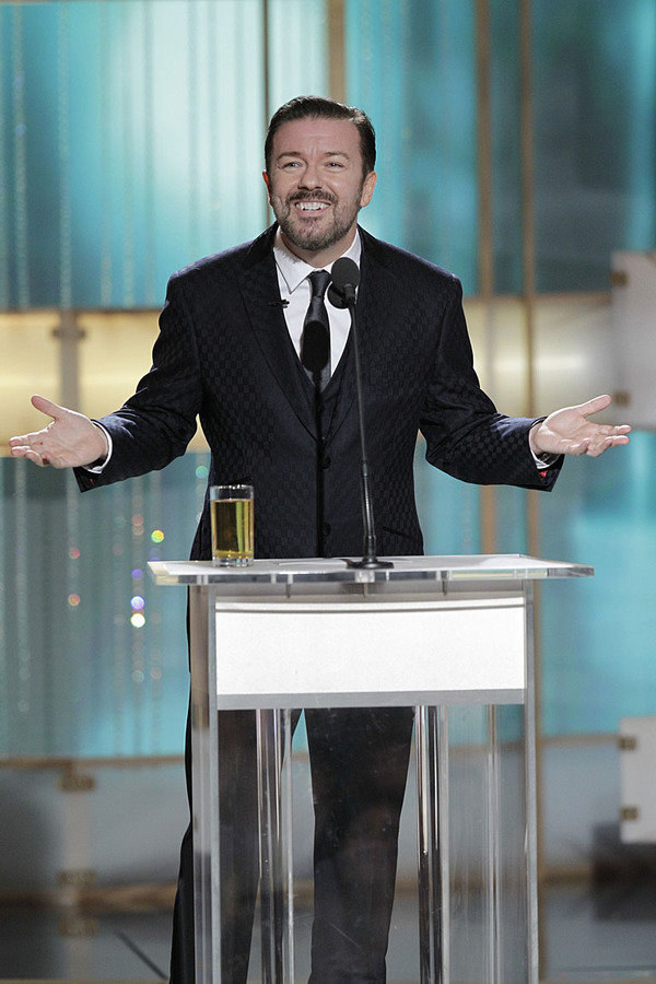 Dann erklärte er, warum der Film "I Love You Philip Morris" nicht nominiert worden sei: "Da spielen zwei Heterosexuelle – Jim Carrey und Ewan McGregor – zwei Schwule. Das ist gewissermaßen das Gegenteil zu einigen berühmten Scientologen. Meine Anwälte haben mir bei der Formulierung dieses Witzes geholfen."